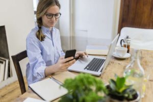 From Homemaker to Entrepreneur: Housewives Mastering the Art of WFH!